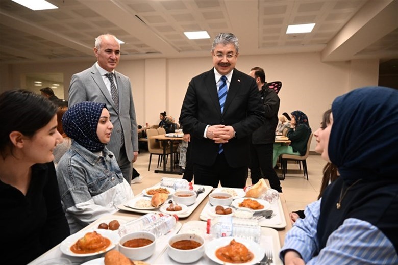 Vali Dr. Erdinç Yılmaz, Kayıboyu Kız Öğrenci Yurdunda Kalan Öğrenciler ile İftar Programında Bir Araya Geldi