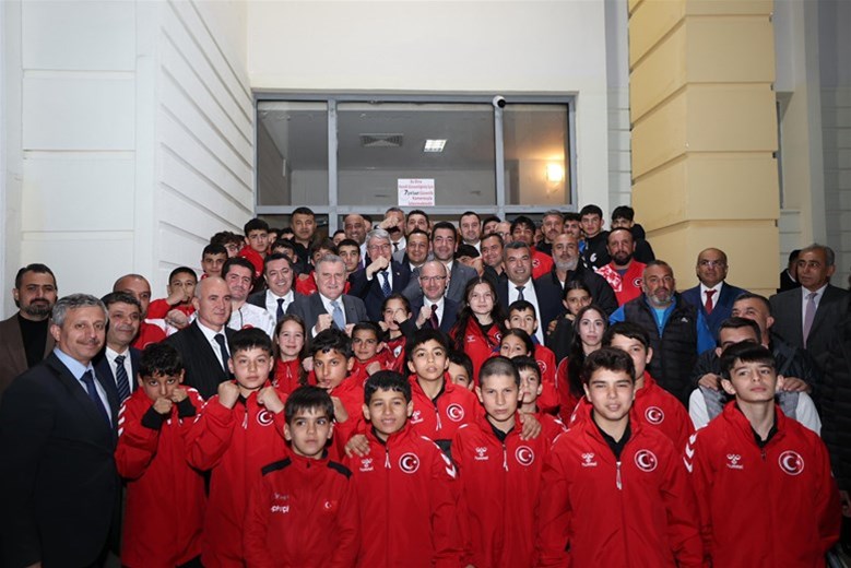 Osmaniye’de Spor ve Gençlik Yatırımları Hız Kesmiyor: Bakan Bak’tan Müjde Yağmuru!