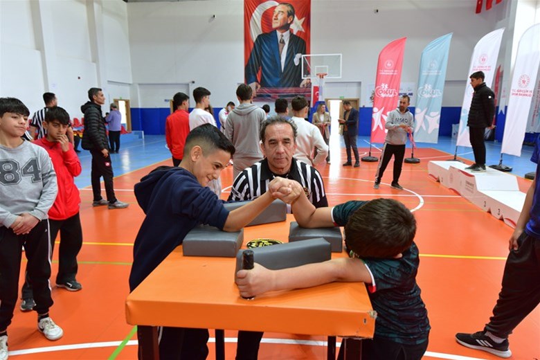 OSMANİYE’DE BİLEKLER BÜKÜLMEZ: YILDIZ ERKEKLER BİLEK GÜREŞİ ŞAMPİYONU BELLİ OLDU!