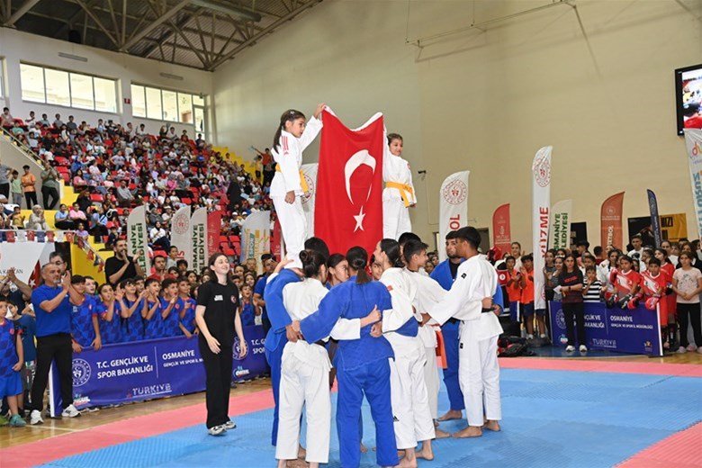 2025 YAZ SPOR OKULLARI AÇILIŞI COŞKUYLA GERÇEKLEŞTİRİLDİ