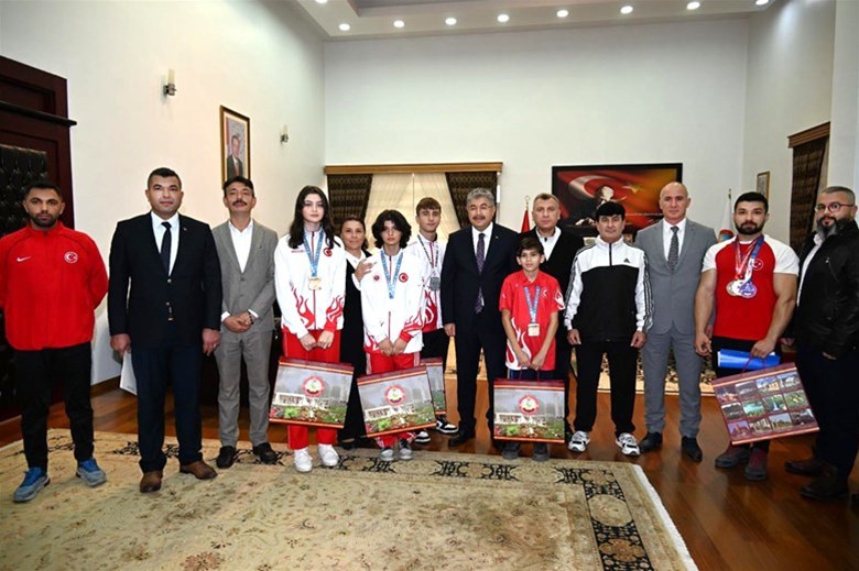 Vali Dr. Erdinç Yılmaz, Avrupa ve Balkan Şampiyonlarında Madalya Kazanan Sporcuları Kabul Etti