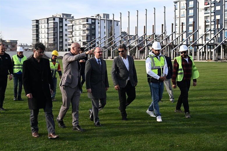 Osmaniye Valisi Serdengeçti  Osmaniye 7 Ocak Stadyumu incelemelerde bulundu